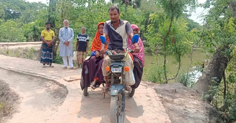 ইঞ্জিনচালিত ভ্যানে করে যাতায়াত করছেন এলাকাবাসী